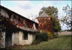 Pigeonnier et puits couvert attenants  la grange - St-Quentin (14 ko)